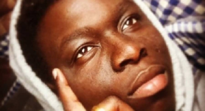 Jeune femme togolaise avec regard pensif, portrait en gros plan.