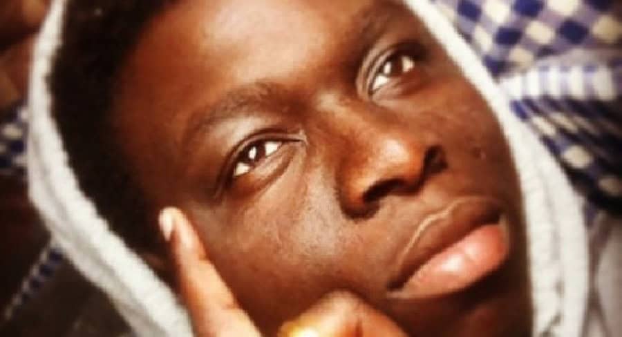 Jeune femme togolaise avec regard pensif, portrait en gros plan.