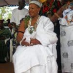 Femme togolaise en tenue traditionnelle lors d'une célébration culturelle.