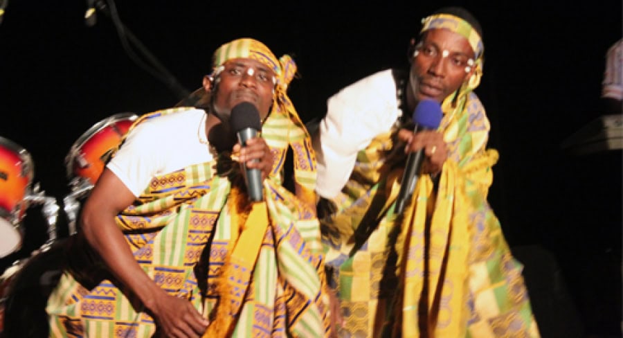 Musiciens togolais en costume traditionnel lors d'une performance culturelle.