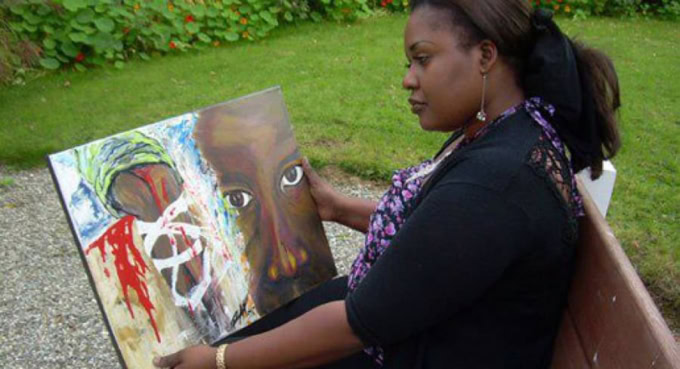 Femme africaine peignant un tableau dans un jardin au Togo.
