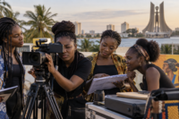 Illustration éditoriale générée montrant une équipe féminine de tournage dans un décor urbain ouest-africain