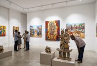 Exposition d'œuvres d'art contemporain togolais dans une galerie d'art lors de l'événement ArtTrip.