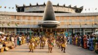 Célébration culturelle et danse traditionnelle devant le Palais des congrès de Lomé