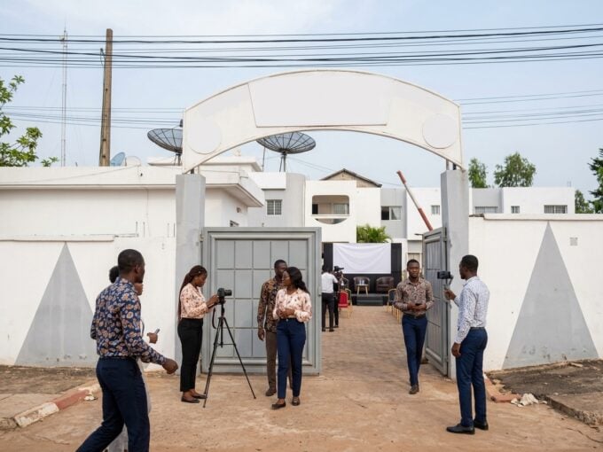 Créateurs de contenu et influenceurs togolais lors d'une réunion d'échange et de sensibilisation à Lomé.