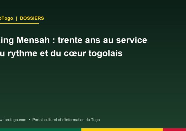 King Mensah interprétant une chanson traditionnelle moderne sur scène à Lomé