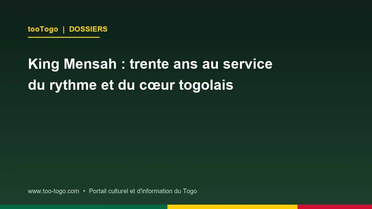 King Mensah interprétant une chanson traditionnelle moderne sur scène à Lomé