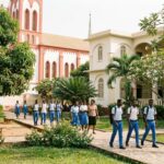 Vue du campus du Collège Saint-Esprit à Kpalimé avec des élèves et enseignants durant la rentrée scolaire.
