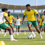 Illustration éditoriale générée montrant des footballeurs en tenue jaune et verte à l’entraînement dans un stade