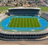 Vue panoramique du Stade de Kégué à Lomé lors d'un événement sportif.