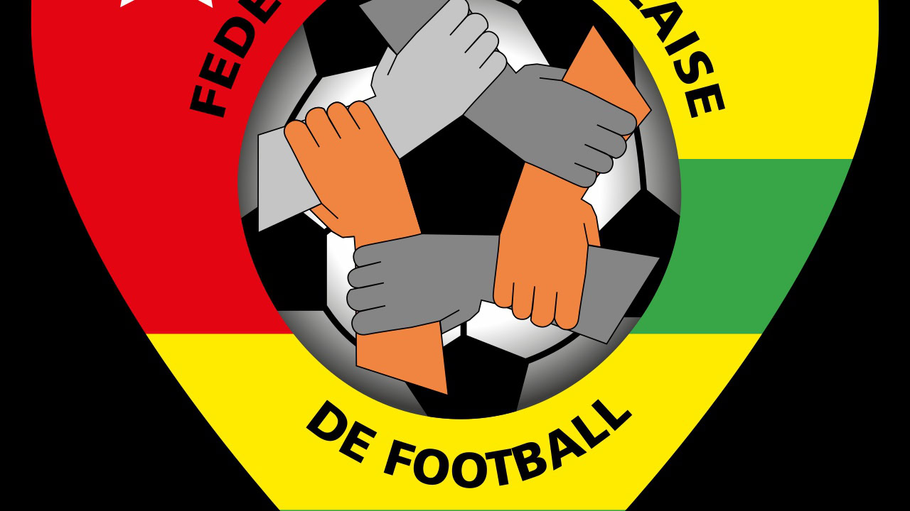 Vue générale du terrain verdoyant et des tribunes du Stade de Kégué à Lomé
