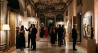 Soirée de charité et exposition d'art africain et ashanti à Venise organisée par Omenaa Mensah.