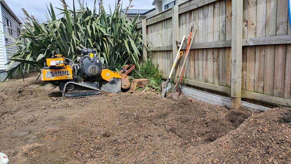 Trees and stumps in tight spaces are no problem