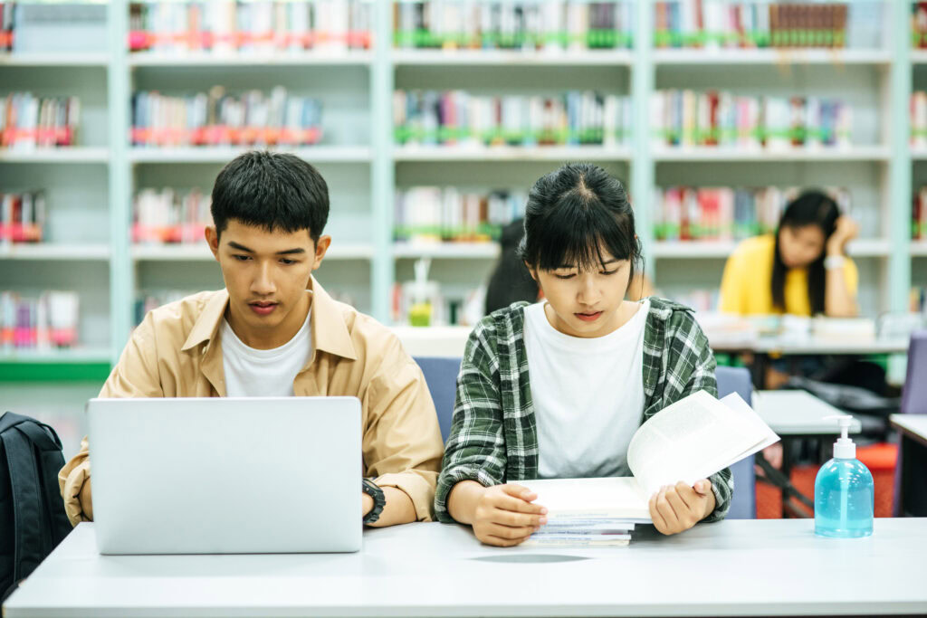 Women read books and men use laptops | Tuition Centre SG