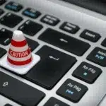 Figyelmeztető kis konusz egy laptop billentyűzeten.