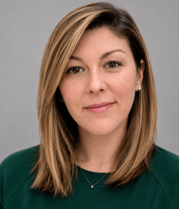 Amanda Headshot