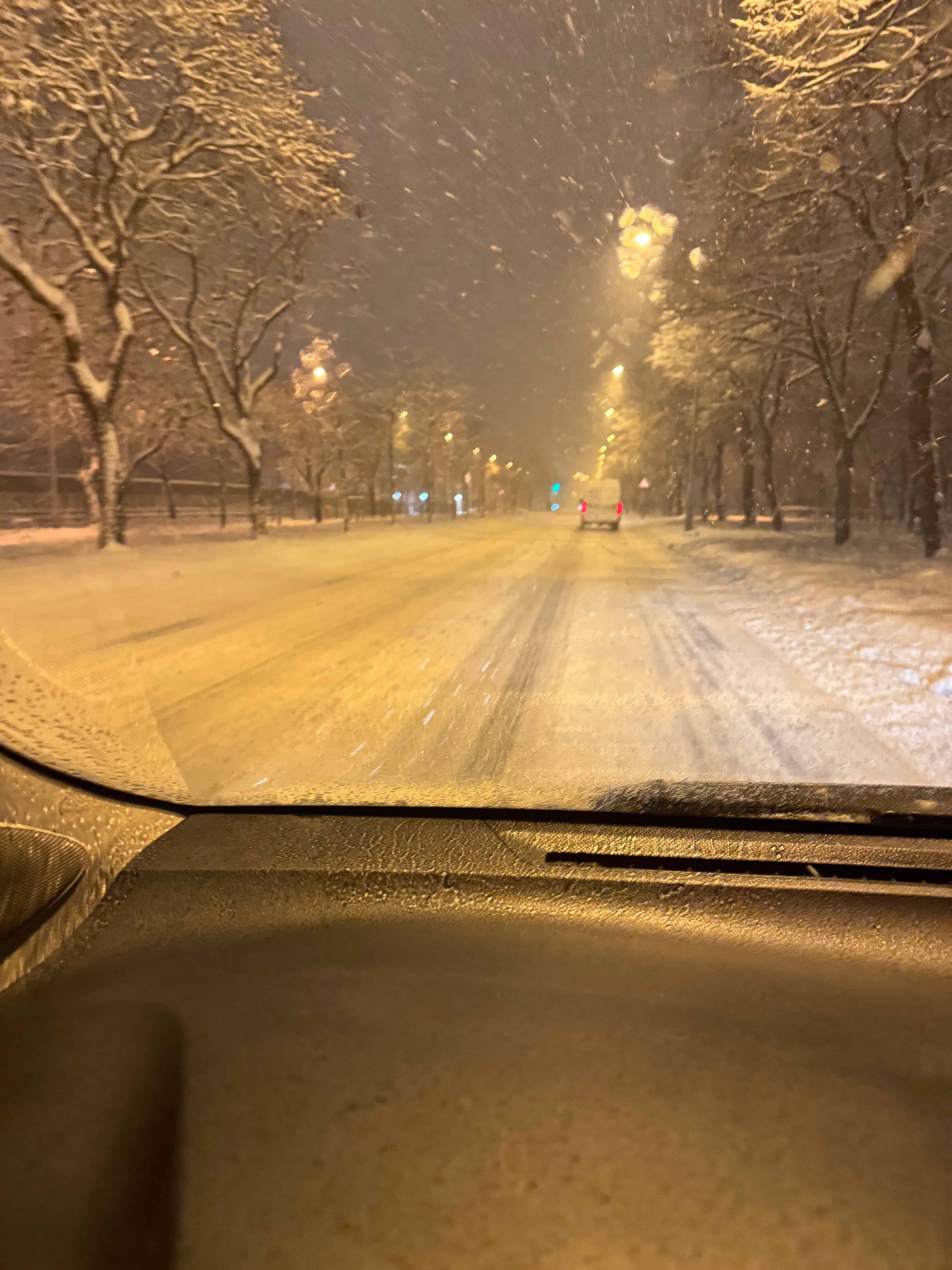 Budapest winter: urban walk in snow (02)