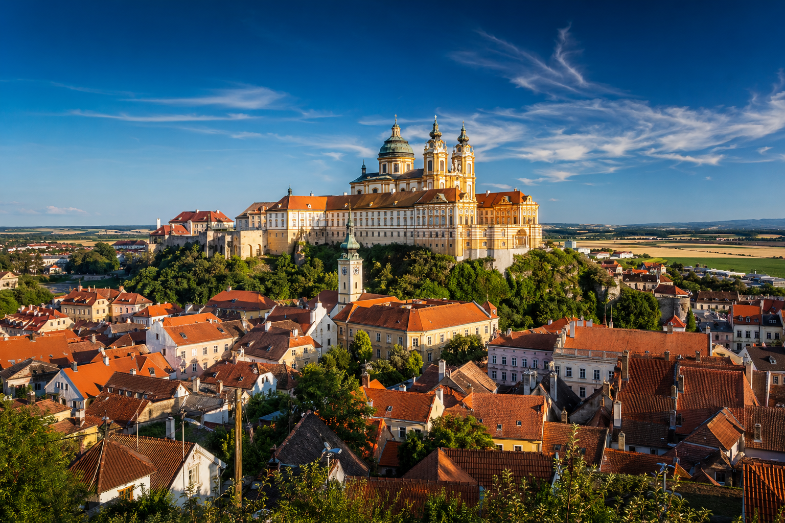 Historisches Stadtbild von Budapest mit Kirchtürmen und roten Dächern.