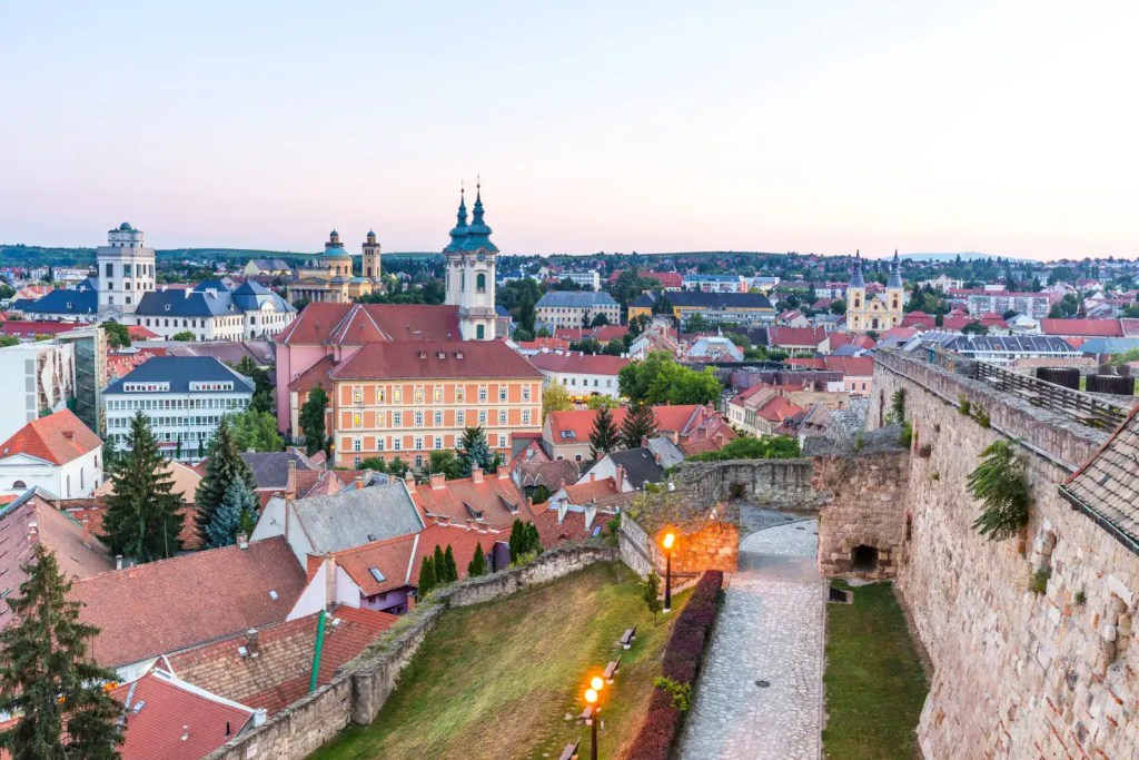 Blick über die Dächer und Kirchtürme von Eger von den Burgmauern aus.