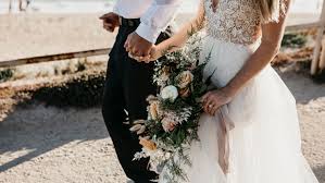 Mains de mariés élégantes avec bouquet - VanBudapest transport de luxe