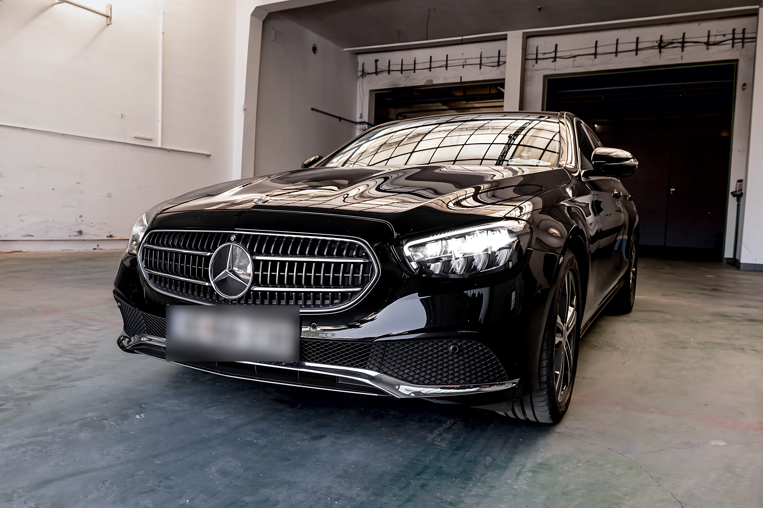 Black Mercedes-Benz E-Class Business Car – VanBudapest