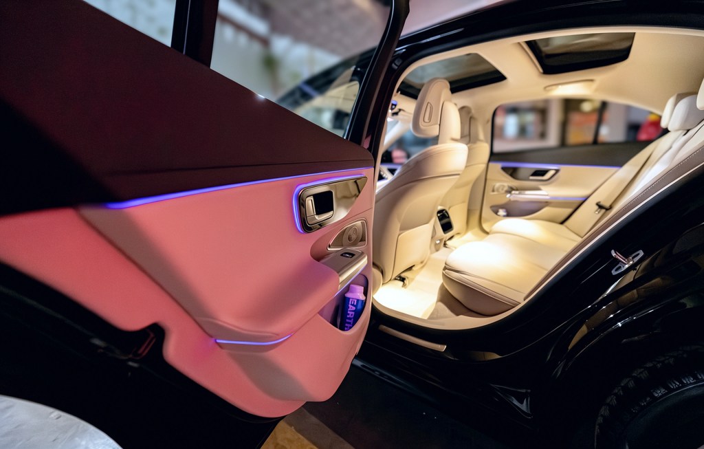 Cremefarbenes Leder im hinteren Kabinenbereich einer Mercedes-Benz E-Class