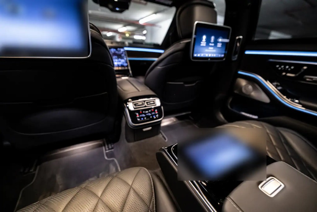 Hintere Passagierkabine einer Mercedes-Benz S-Class mit Bildschirmen zur Unterhaltung