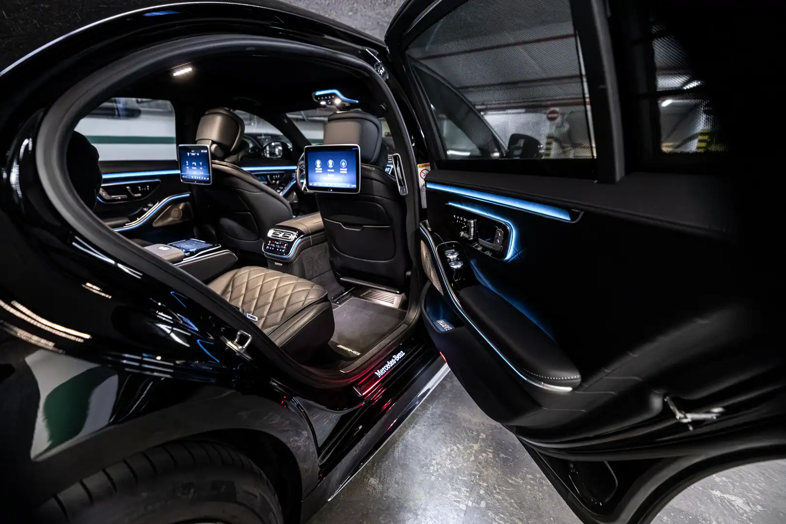 Mercedes-Benz S-Class for a premium Matild Palace transfer