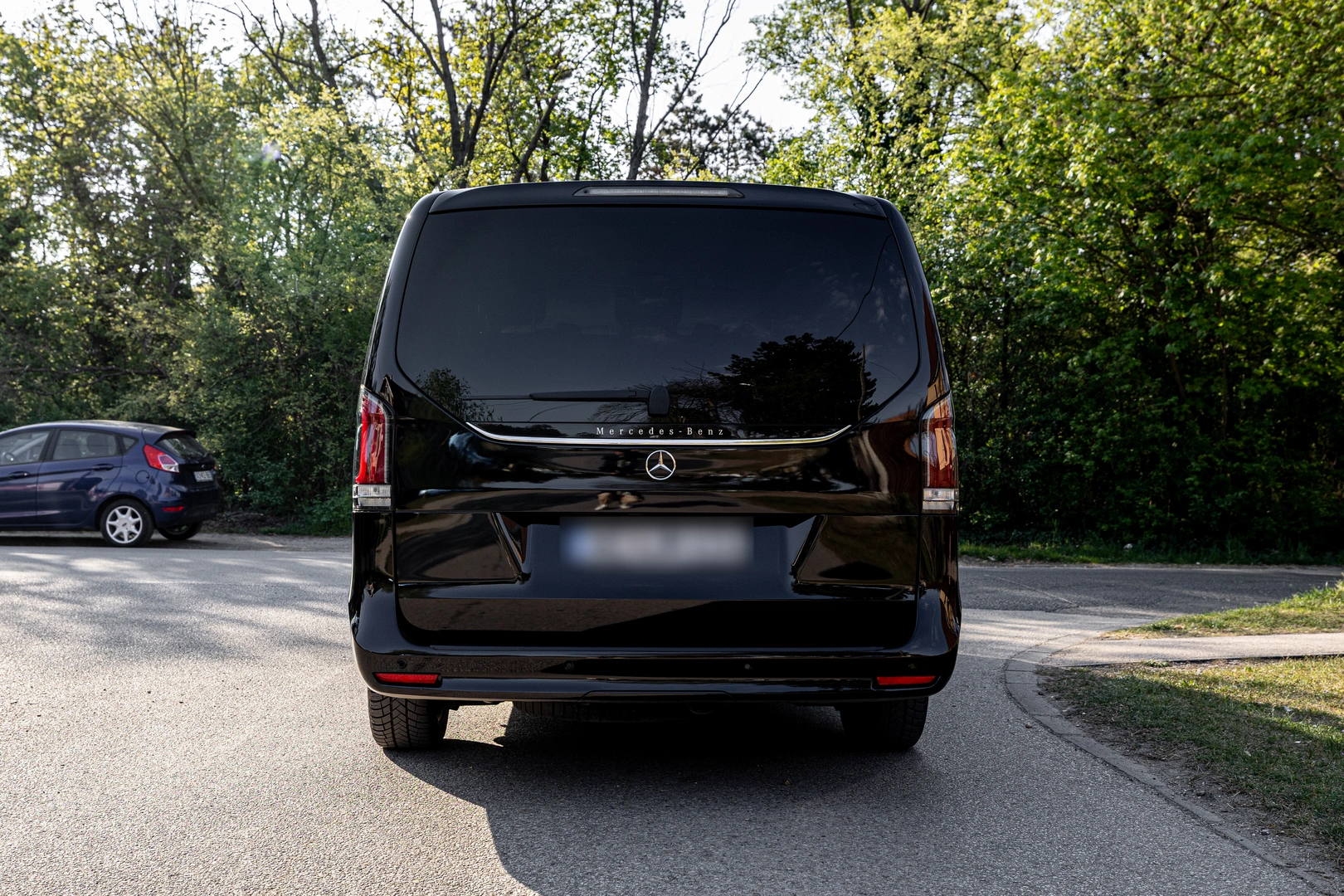 Mercedes-Benz V-Class — chrome grille close-up