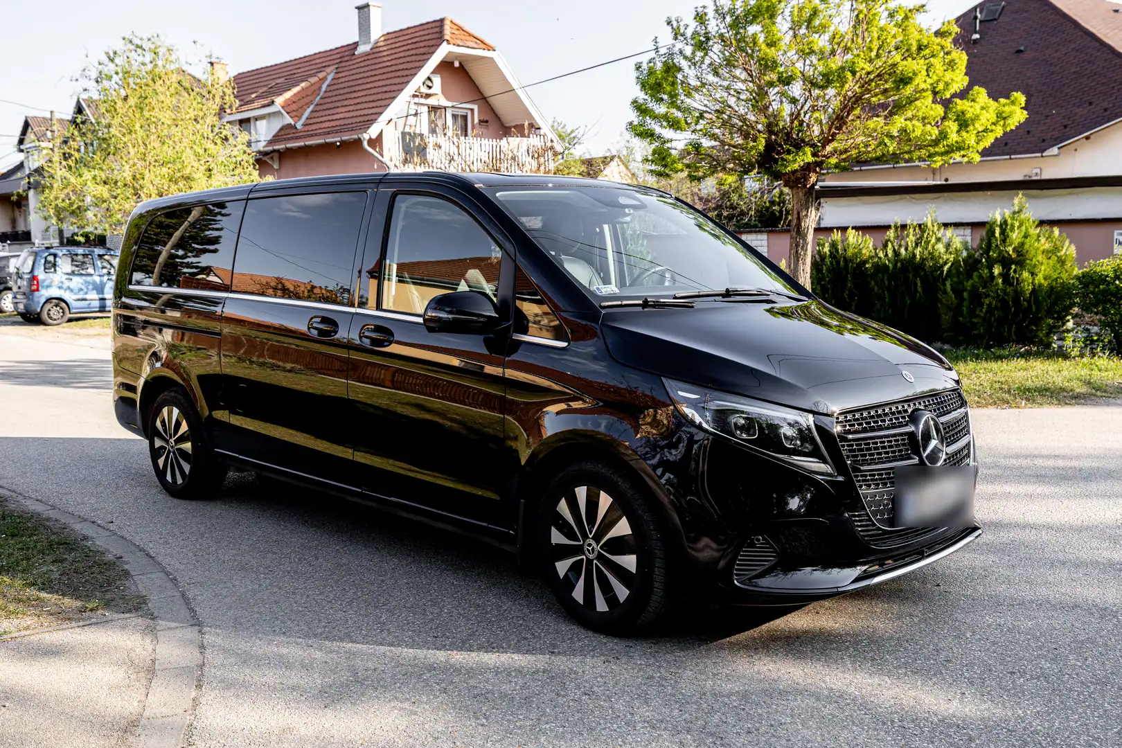 Mercedes-Benz V-Class — driver's side perspective