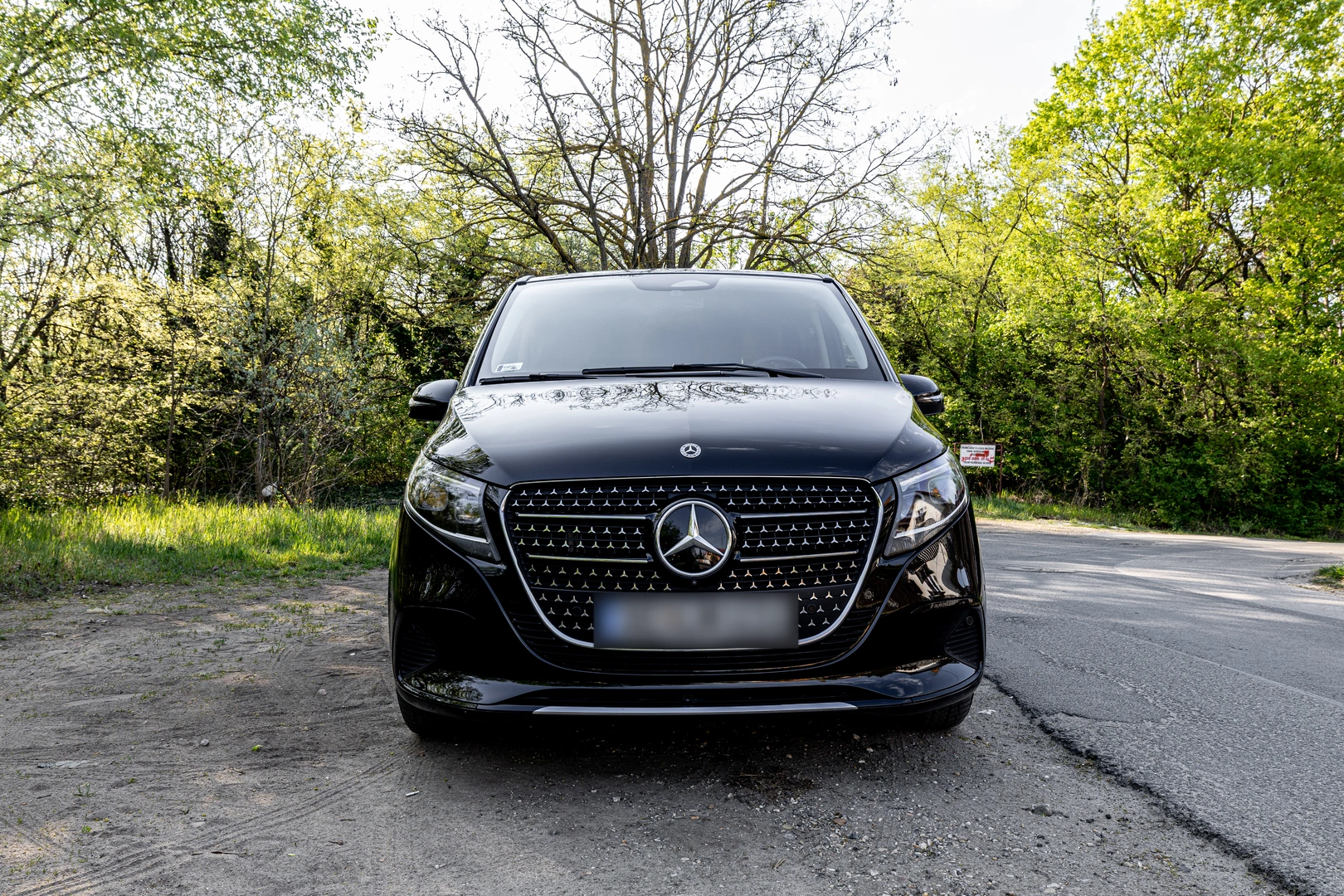 Mercedes-Benz V-Class — side profile signature