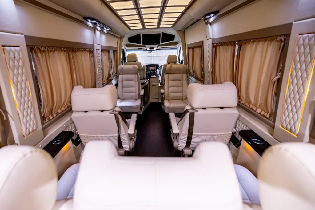 Cremefarbene Ledersitze in einem VanBudapest VIP Sprinter