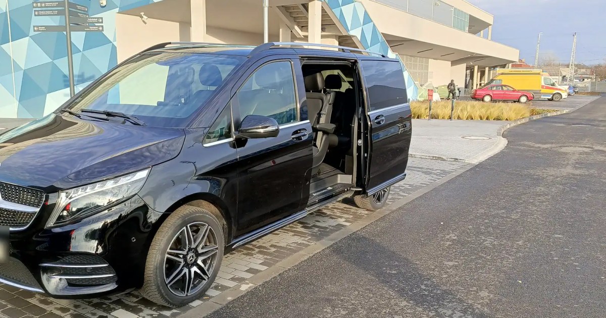 Airport Transfer vs Taxi in Budapest: 100E Bus, Rental Car or Private Chauffeur?