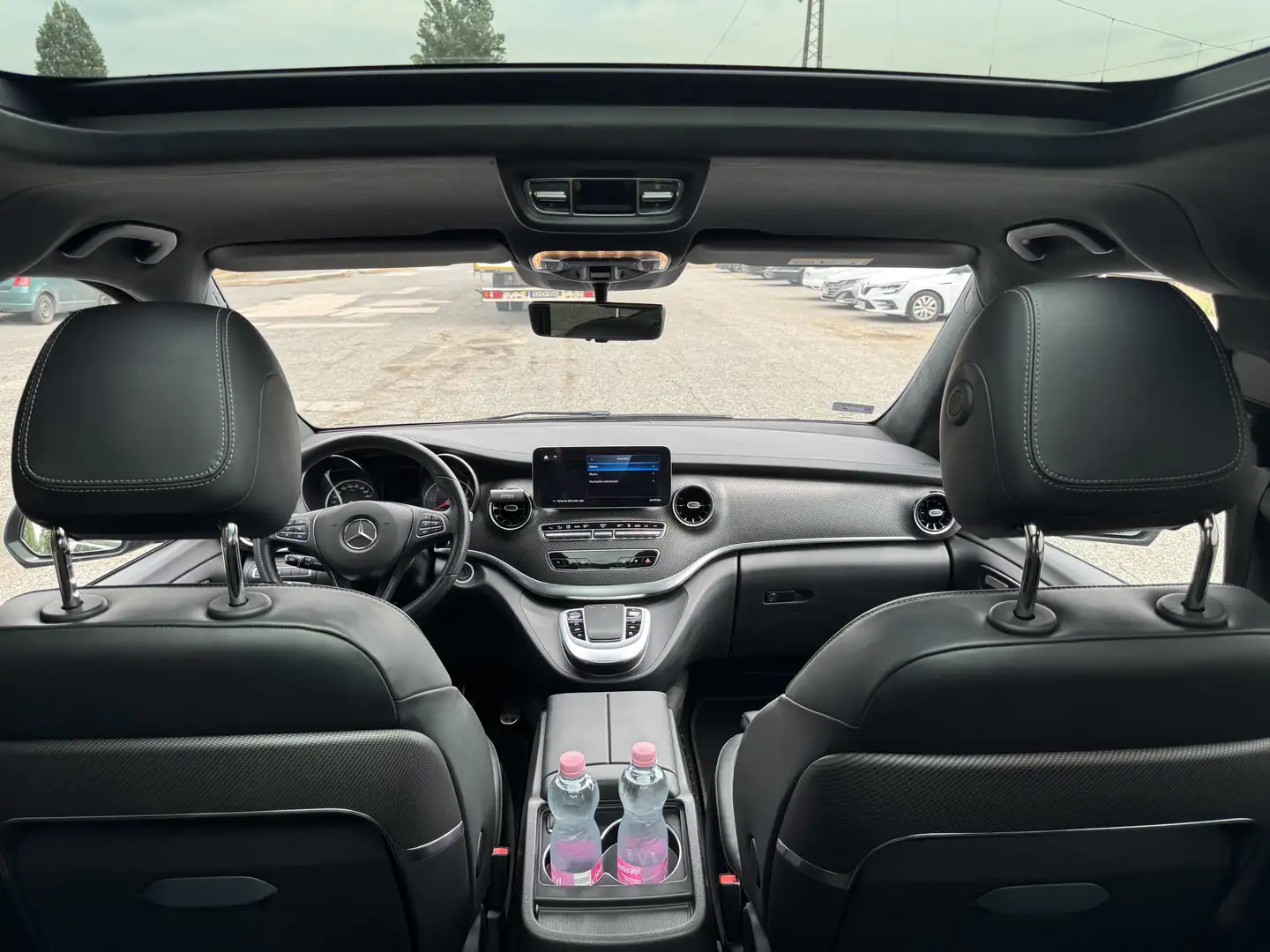 Die Vordersitze und das Armaturenbrett eines Mercedes-Benz V-Class, gesehen aus der Passagierkabine.