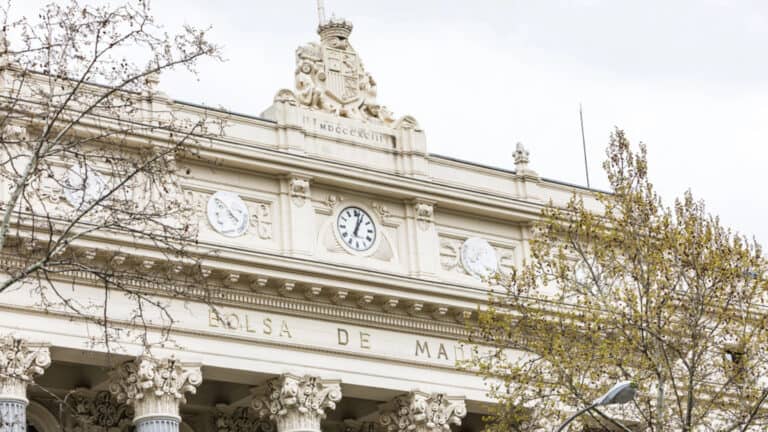Investor consulting lawyer to determine compensation for securities losses