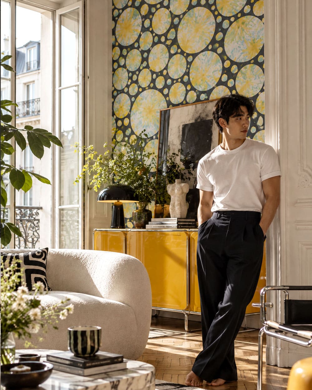 Bold wallpaper for a Parisian apartment