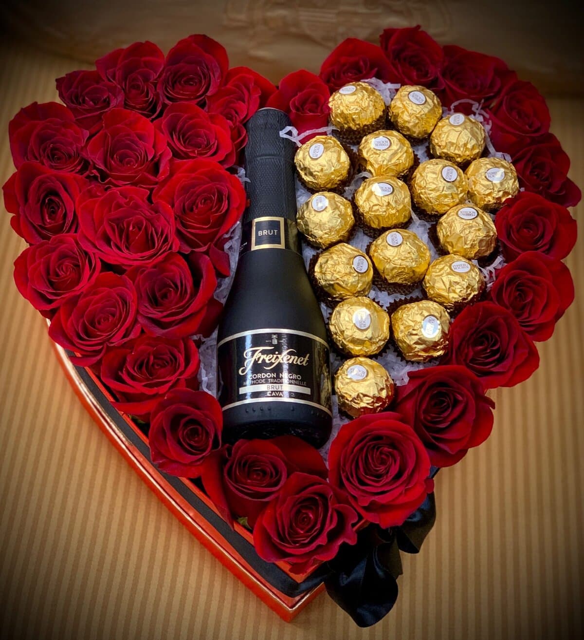 fresh red roses heart