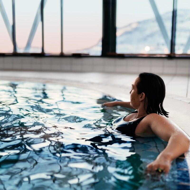 Enjoying sunset in indoor pool Malik. Photo - Rebecca Gustafsson , Visit Greenland