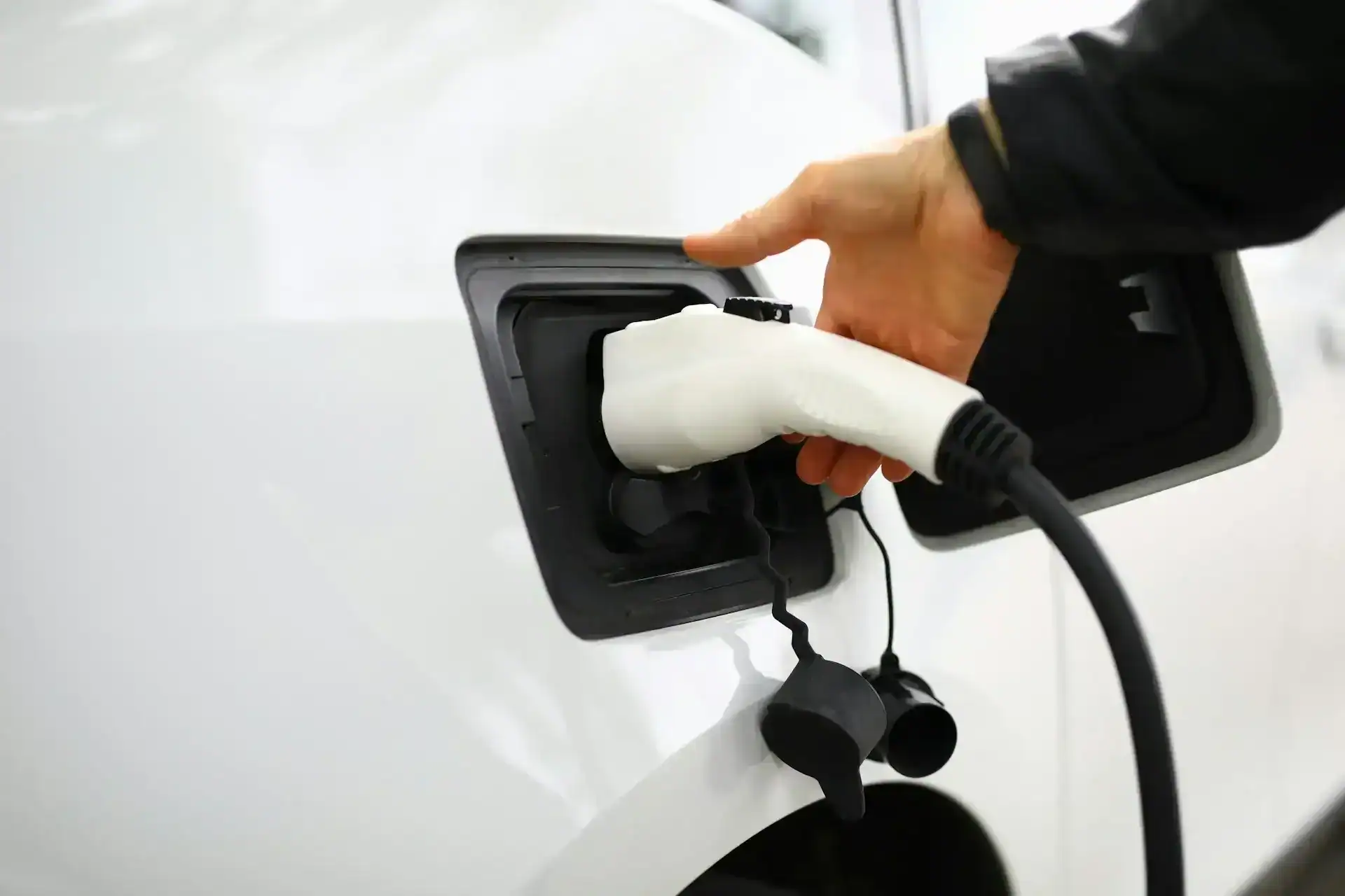 E-Mobilität in der Praxis: Elektrofahrzeug beim Aufladen an Ladestation