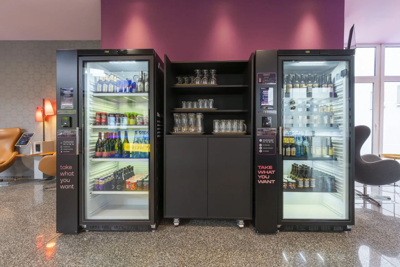 Self-Service-Automaten mit Getränken und Snacks in der Lobby des Designhotels Wienecke XI.