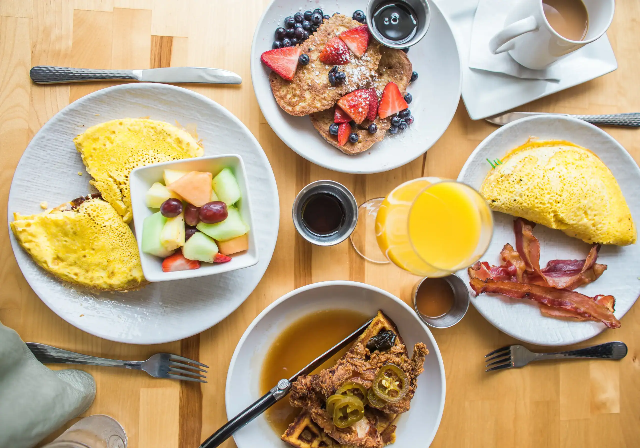 A table with many breakfast items that are approved by a nutritional therapist