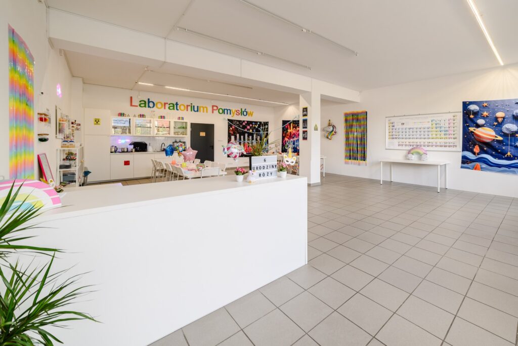 Kolorowe dekoracje i przestrzenne pomieszczenia w laboratorium pomysłów dla dzieci, idealne na urodziny i imprezy tematyczne. Kreatywna przestrzeń edukacyjno-rozrywkowa dla dzieci w Wittlab.