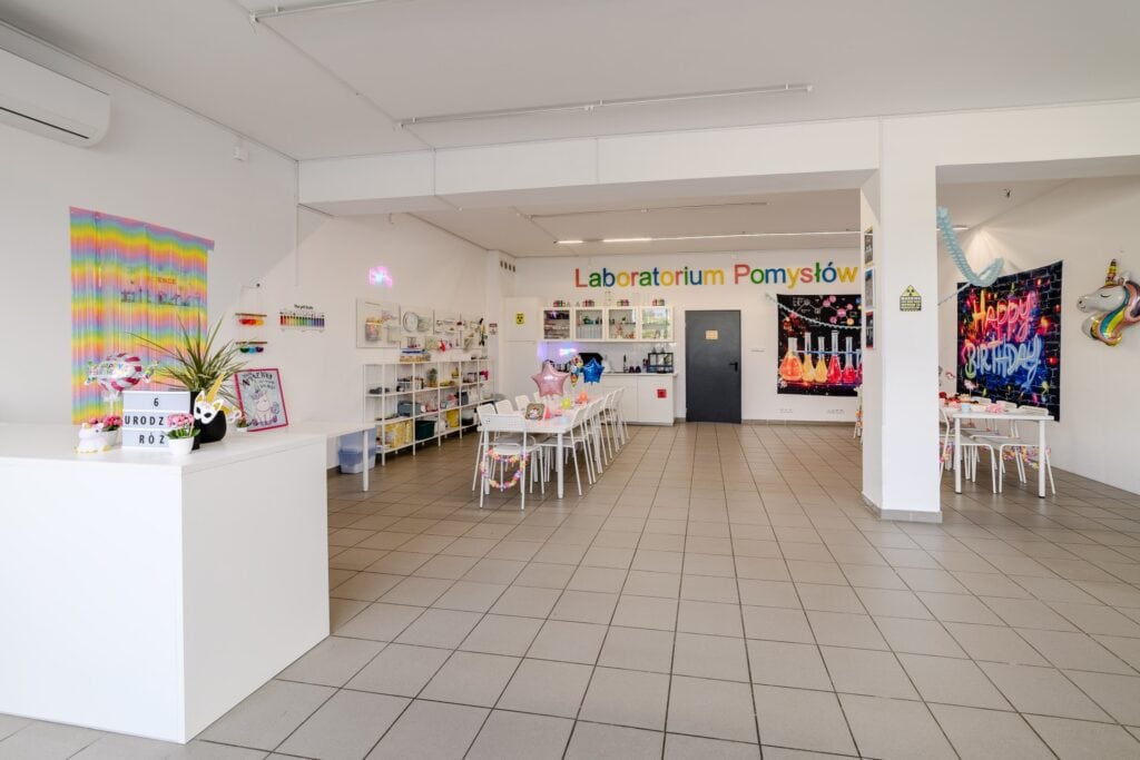 Kolorowa sala naukowa z motywami science i eksperymentami dla dzieci, przestrzeń edukacyjno-rozrywkowa w kreatywnej atmosferze.
