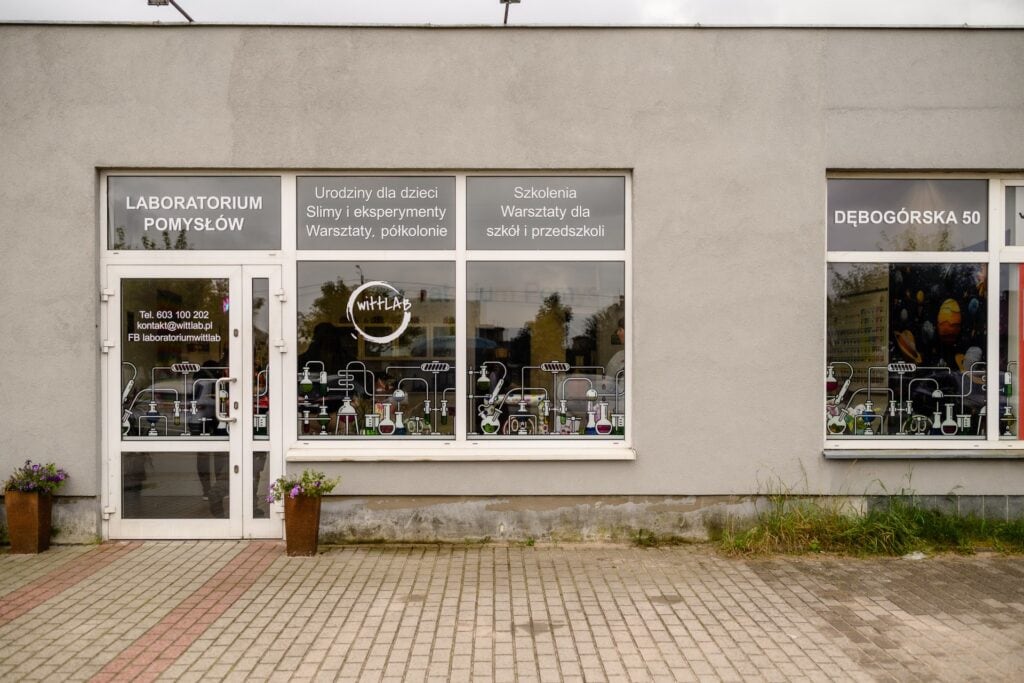 Laboratorium pomysłów Wittlab, kreatywne przestrzenie do eksperymentów, warsztatów dla dzieci, szkół i przedszkoli, usytuowane przy Dęboglowskiej 50, oferta naukowa i edukacyjna.