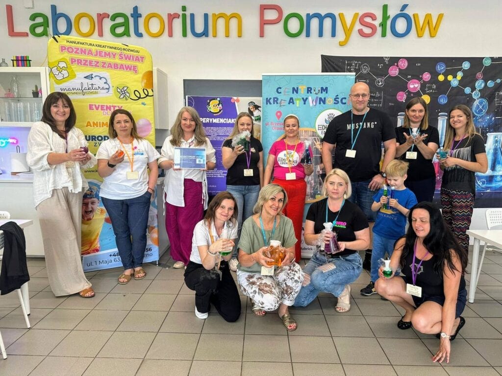 Laboratorium Pomysłów, warsztaty kreatywne i naukowe, prezentacja innowacyjnych projektów edukacyjnych, grupa uczestników z certyfikatami i modelami naukowymi, kreatywne aktywności dla dzieci i dorosłych, wydarzenie edukacyjne, Centrum Kreatywności Wittlab, nauka i zabawa w edukacji.