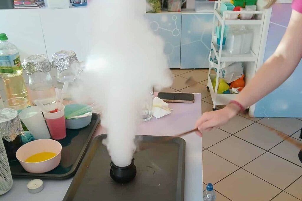 Wytwarzanie dymu z ciekłego azotu w laboratorium chemicznym, efekt chemiczny, eksperyment naukowy, bezpieczeństwo, edukacja naukowa, Wittlab, innowacyjne doświadczenia chemiczne.
