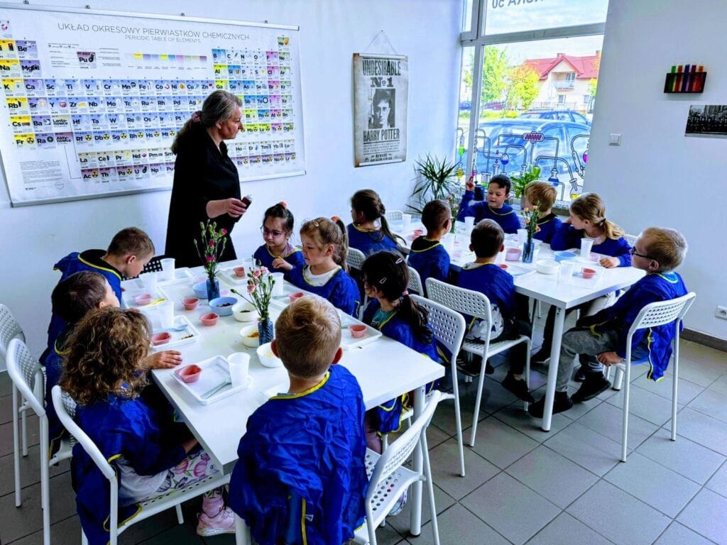 Tablica układu okresowego pierwiastków chemicznych w sali edukacyjnej dla dzieci.