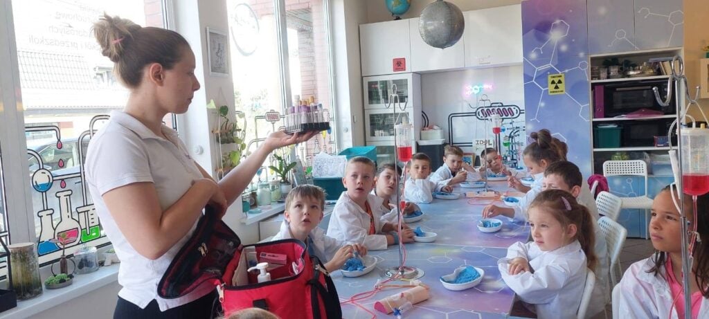 Laboratoria chemiczne dla dzieci, edukacja naukowa, zajęcia eksperymentalne dla dzieci, nauka chemii dla dzieci, ciekawe lekcje chemii w szkole, dzieci uczące się chemii, warsztaty naukowe dla młodzieży, kreatywne zajęcia naukowe, edukacja STEM dla dzieci, szkolne zajęcia chemiczne, naukowe eksperymenty dla dzieci, inspirujące lekcje chemii, dzieci w laboratorium, nauka przez zabawę w chemii.