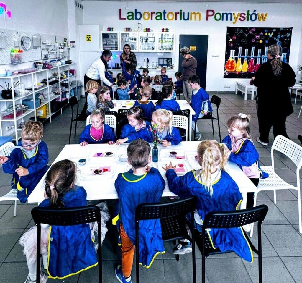 Laboratorium pomysłów dla dzieci, warsztaty edukacyjne, nauka przez zabawę, kreatywne eksperymenty, zajęcia w laboratorium, rozwijanie wyobraźni, nauka dla dzieci, edukacja przez eksperymenty, kreatywne zajęcia dla dzieci, laboratoryjne pomysły, centrum edukacyjne dla małych naukowców.