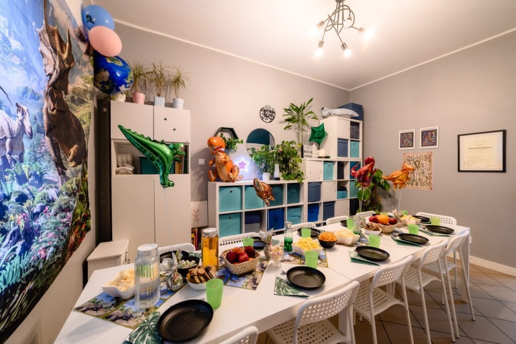 Okolice świątecznego stołu, dekoracje, balony na urodziny, impreza dziecięca, meble do pokoju dziecięcego, książki, rośliny, zabawki, aranżacja wnętrz, dekoracje na imprezę, kreatywne rozwiązania do pokoju dziecięcego, stylowe dodatki, atmosfera zabawy, aranżacja wnętrza w stylu dziecięcym.